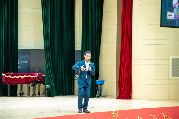 江苏省家庭教育优秀指导老师朱晓平开设讲座.jpg