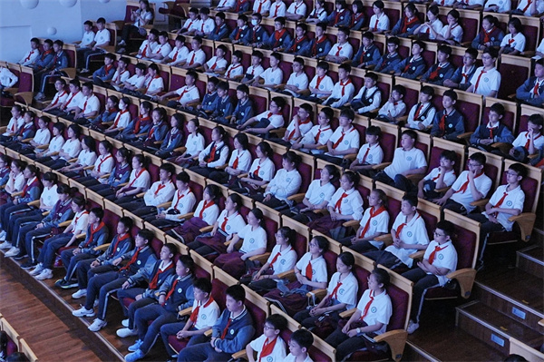 学生认真听音乐会现场照.jpg