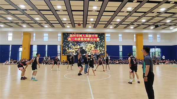 2 张鹏副校长为比赛开球.jpg
