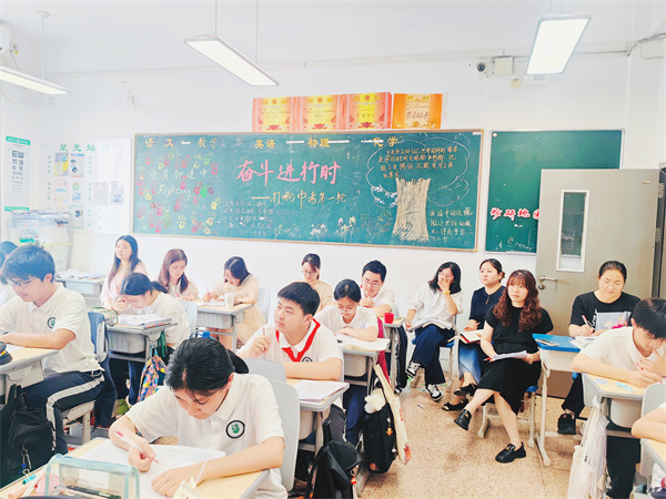 初三英语老师听课.jpg