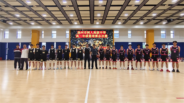 1 参赛队员和裁判合影.jpg