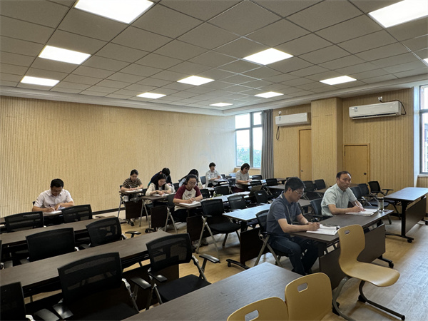 全体高中地理组教师听课.jpg