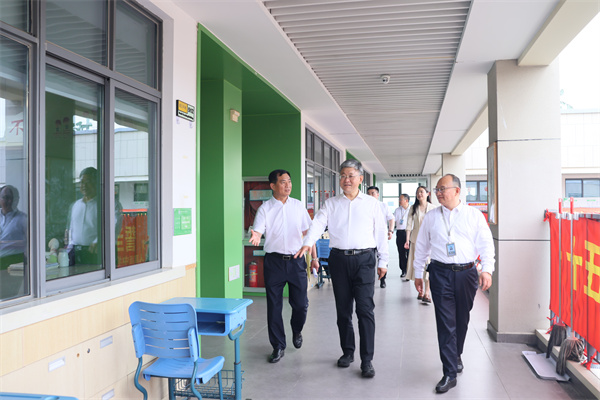 走访高三教学区2.jpg