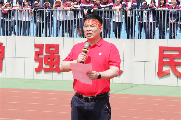 陈瑞飞主任主持壮行仪式.jpg