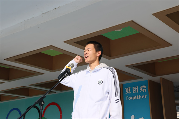 高三（11）班 许皓清同学领誓.jpg
