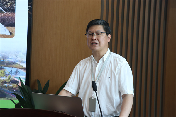程志华副校长做主题报告.jpg