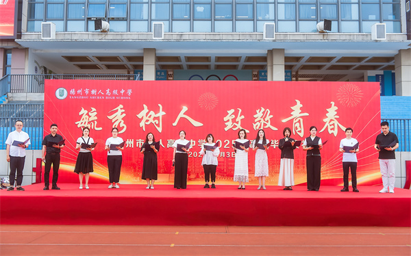 家长代表送祝福1.jpg