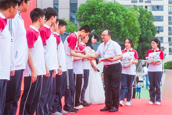 树人学校党委书记、校长唐炜赠送《毕业纪念册》1.jpg