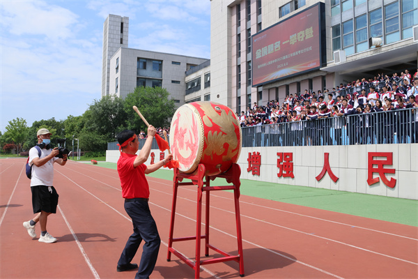 朱校长擂鼓出征.jpg