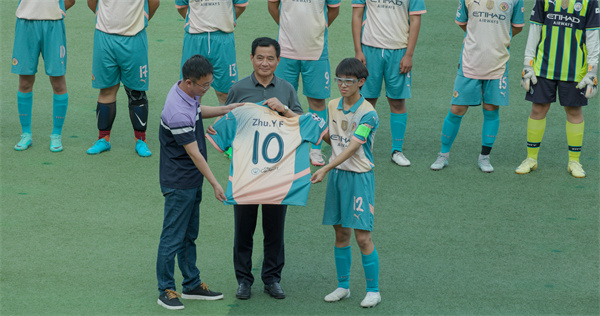 向朱云峰副校长赠送球衣.jpg