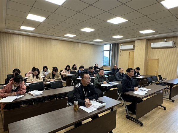 凤栖湖校区校长朱云峰参与听课.png 凤栖湖校区校长朱云峰参与听课.png