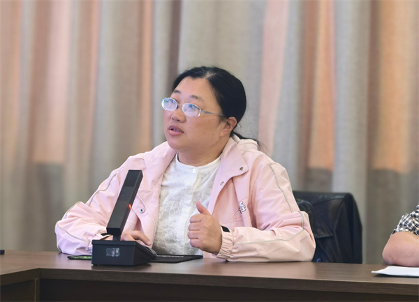 陆霞发言.jpg 陆霞发言.jpg