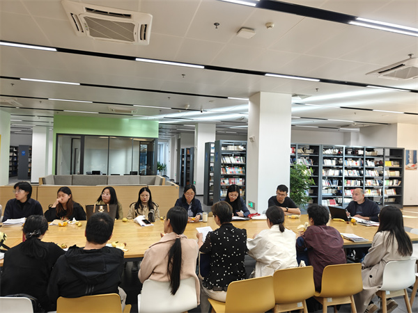 图片5评课现场.jpg 图片5评课现场.jpg