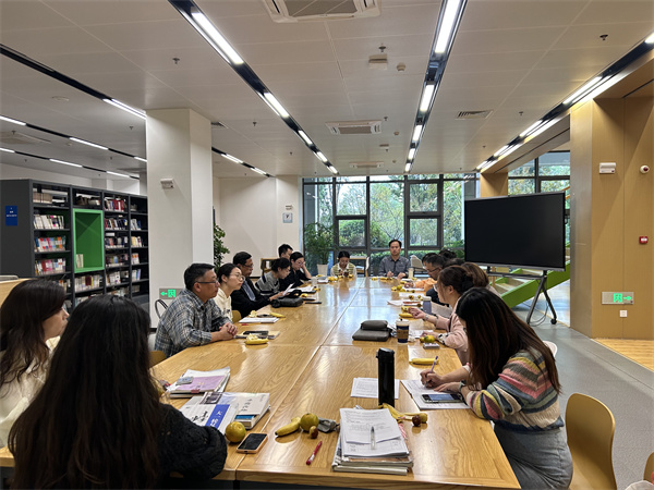 评课现场.jpg 评课现场.jpg