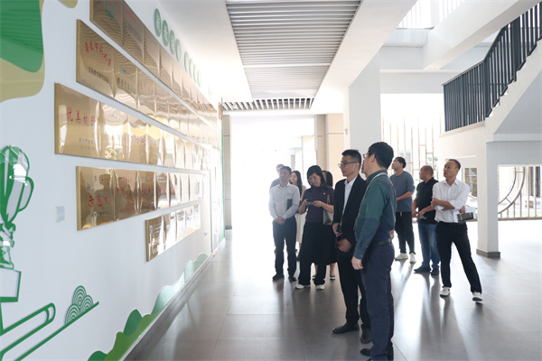 6参观我校所获荣誉奖章.jpg 6参观我校所获荣誉奖章.jpg