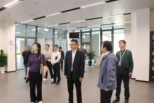 5参观图书馆.jpg 5参观图书馆.jpg