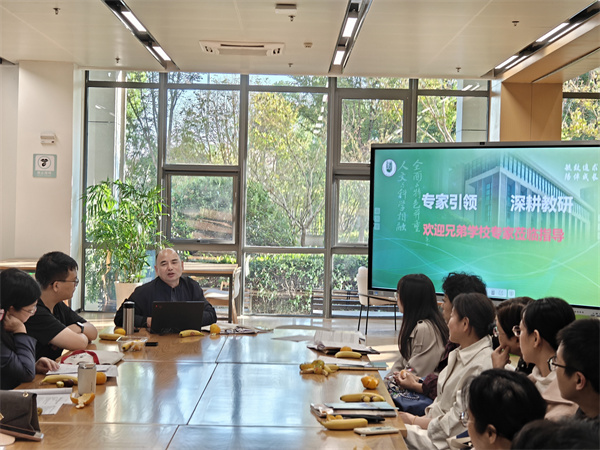 图片6扬州市高中语文教研员王宏根博士评课并总结.jpg 图片6扬州市高中语文教研员王宏根博士评课并总结.jpg