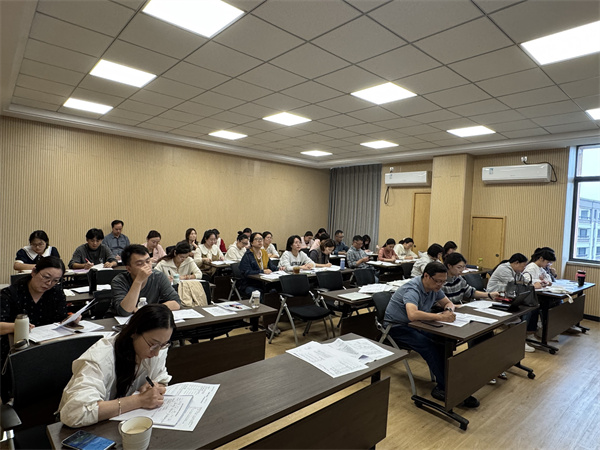 听课现场.jpg 听课现场.jpg