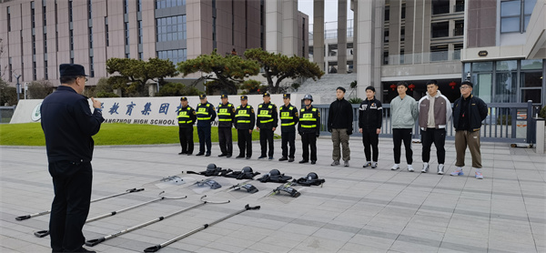 3杨警官给大家做培训1.jpg