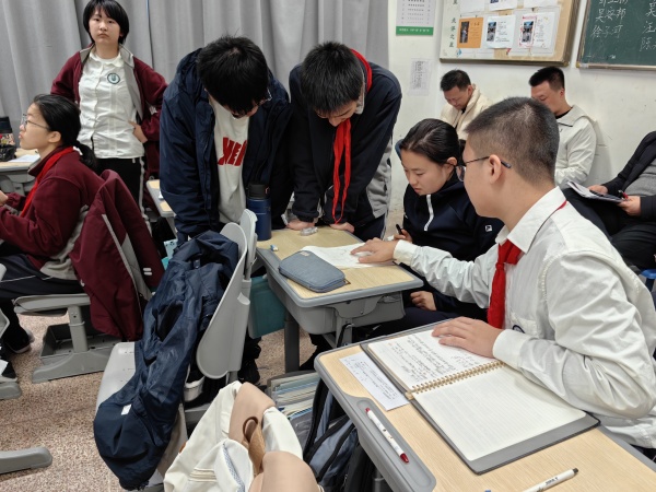 学生交流探讨问题.jpg