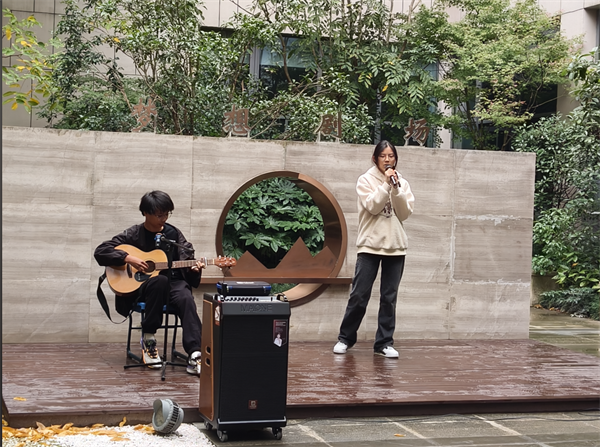 郭知源和陈新潼同学弹唱《Letting go》.png