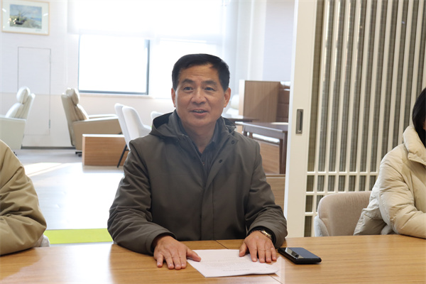 凤栖湖校区校长朱云峰交流.jpg 凤栖湖校区校长朱云峰交流.jpg