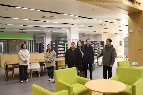 参观省语文阅读课程基地.jpg 参观省语文阅读课程基地.jpg