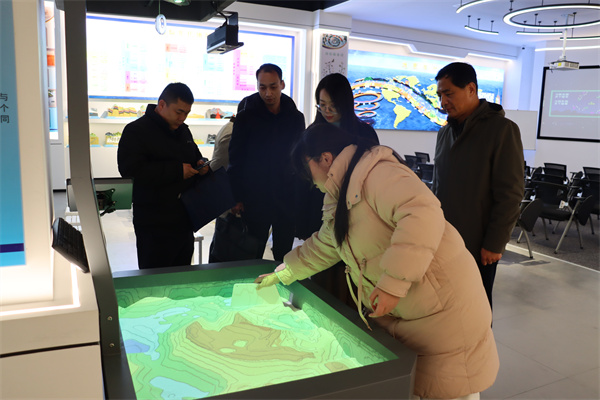 参观省基于融合的地理课程基地4.jpg