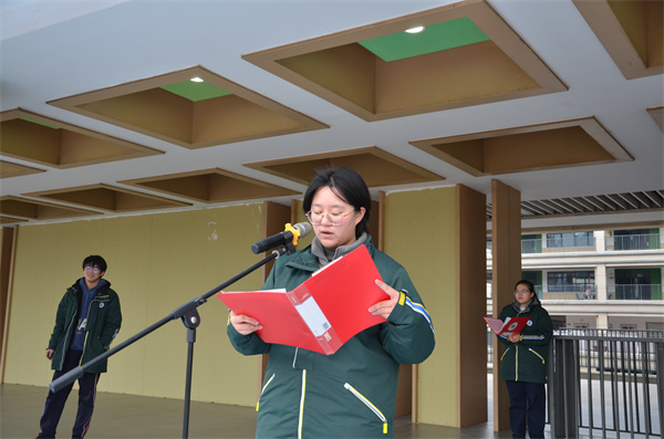 王紫璇同学国旗下演讲.jpg