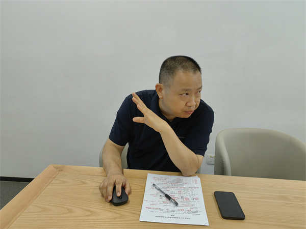 化学教研组长王飞老师主持并发言.jpg 化学教研组长王飞老师主持并发言.jpg