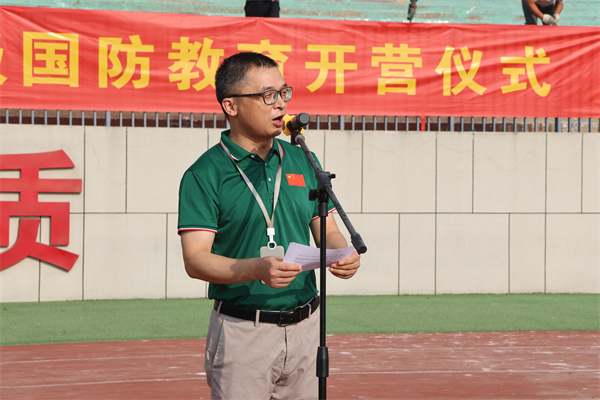 高一年级主任汪柳 主持仪式.jpg