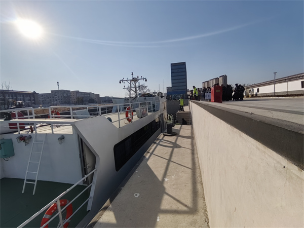 参观水上搜救设备.jpg 参观水上搜救设备.jpg