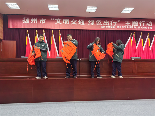 穿戴救生服.jpg 穿戴救生服.jpg