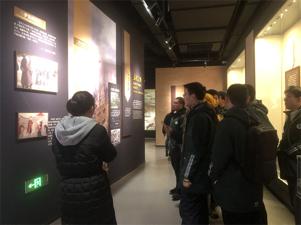 图片二：展馆游历.jpg