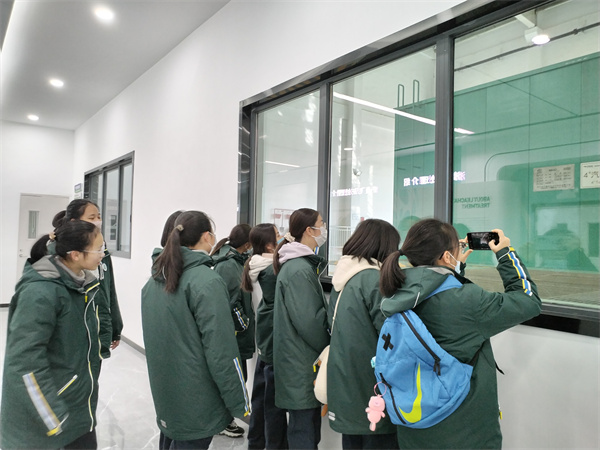 参观工业流程线3.jpg 参观工业流程线3.jpg