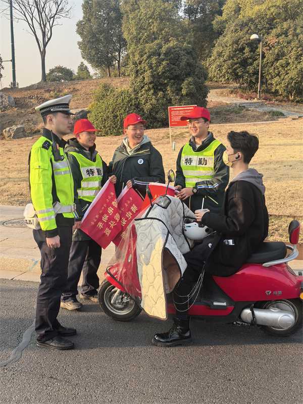 劝说路人.jpg 劝说路人.jpg