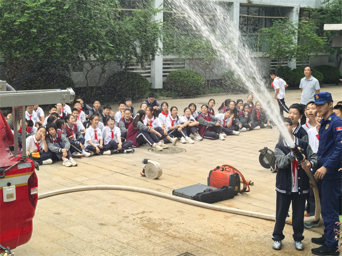 学生体验喷水灭火 (2).jpg