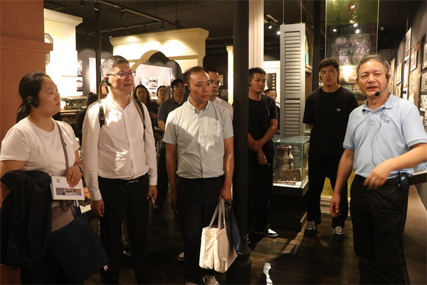 参观徐汇中学博物馆.jpg 参观徐汇中学博物馆.jpg