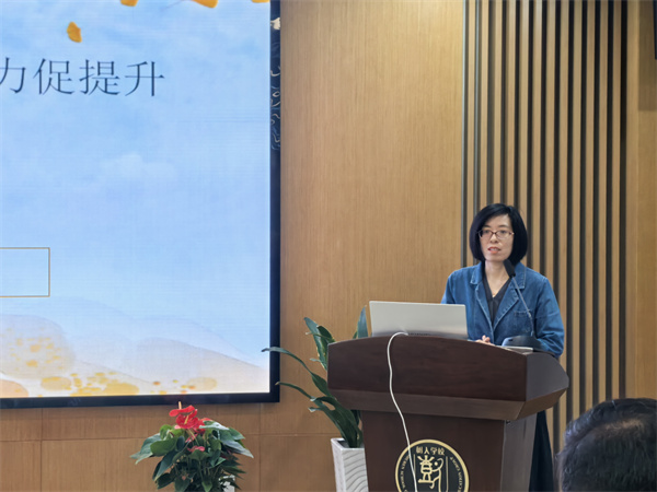 英语许文凭老师发言.jpg 英语许文凭老师发言.jpg