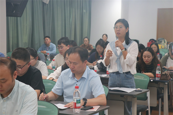 侍青丽老师与专家互动提问.jpg 侍青丽老师与专家互动提问.jpg