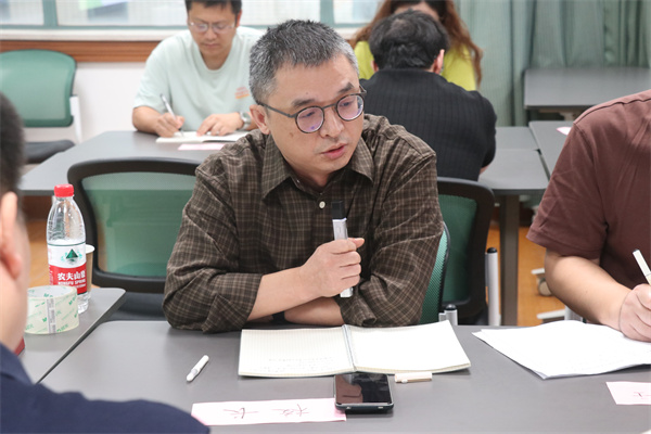 “校长”角色扮演者汪柳老师.jpg “校长”角色扮演者汪柳老师.jpg