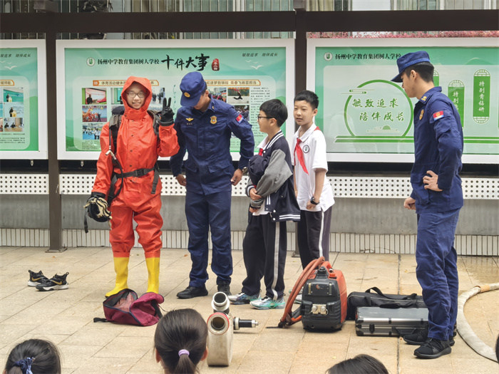 体验穿着救援服.jpg