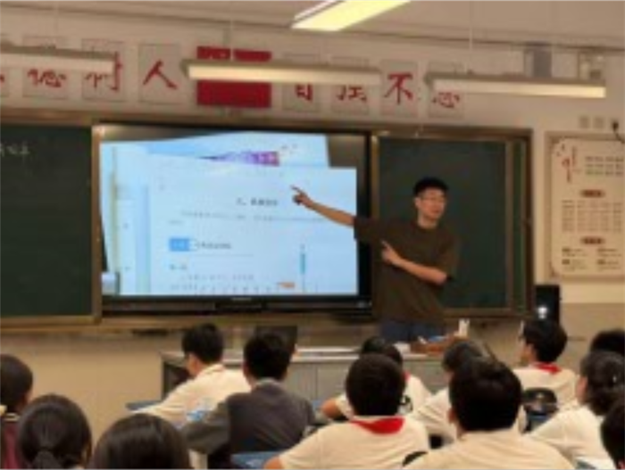 物理老师邹世成授课.png