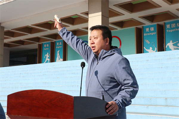 张鹏校长宣布运动会开幕并鸣枪发令.jpg