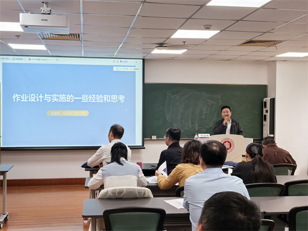 副校长樊红山主持专家报告会.jpg 副校长樊红山主持专家报告会.jpg