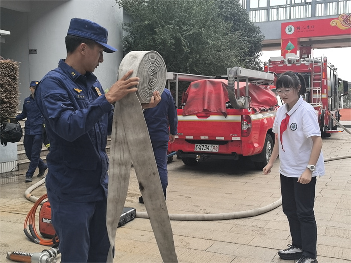 学生练习放水管.jpg