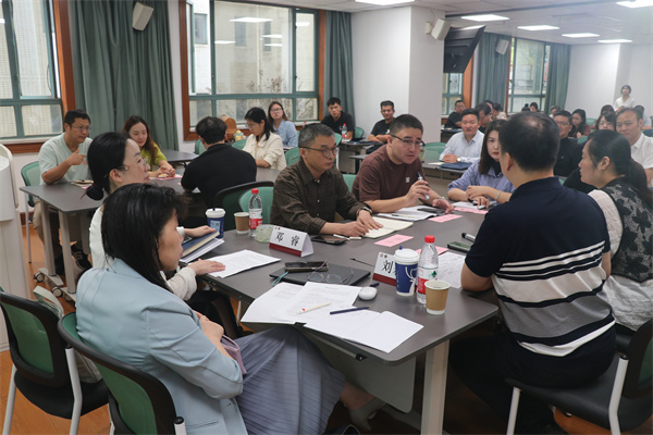 情景模拟:“校长”组织学校各级部门召开应对危机专题会议.jpg 情景模拟:“校长”组织学校各级部门召开应对危机专题会议.jpg