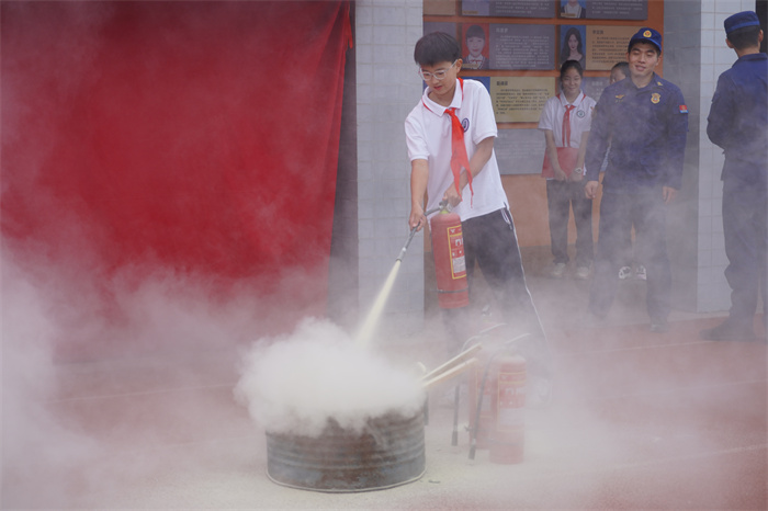 学生体验灭火器.jpg