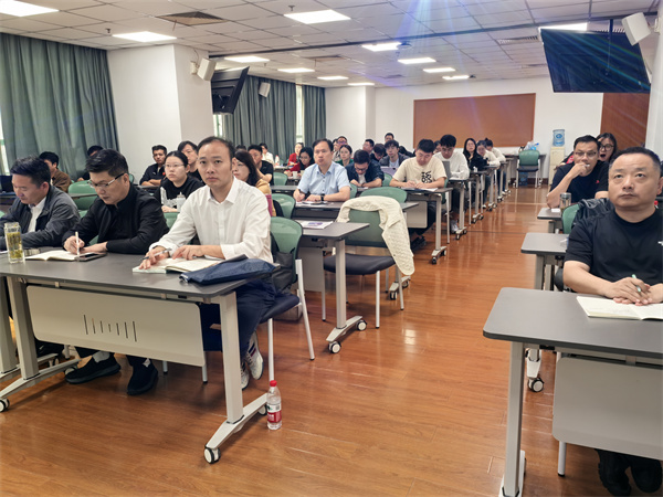 学员聆听专家报告.jpg 学员聆听专家报告.jpg