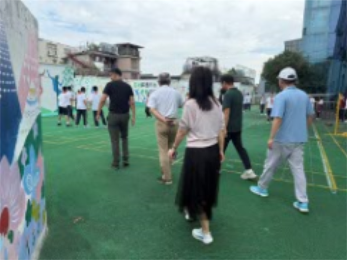 督导参观大课间活动.png